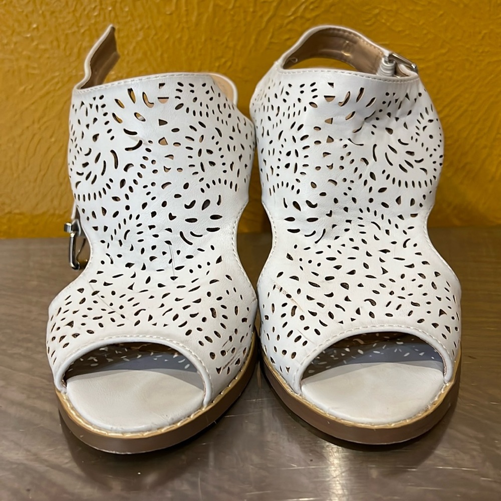 Liliana heel sandals size 9, light gray.